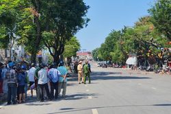 Nghi phạm nổ súng cướp tiệm vàng ở chợ Đông Ba bị bắt khi đang cố thủ dưới chân cầu