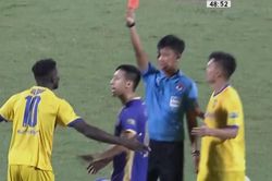 Cầu thủ SLNA nhận thẻ đỏ quá nặng trước Hà Nội?