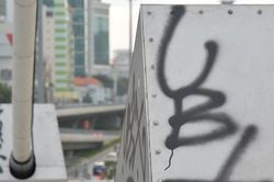 Cầu Thủ Thiêm 2 bị vẽ bẩn