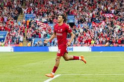 Liverpool hạ gục Man City giành siêu cúp nước Anh