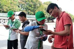 Người dân vui vẻ dán thẻ thu phí không dừng qua cầu Bến Thủy