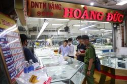 Chính trị - Xã hội Pháp luật - Cuộc sống Thông tin thêm về vụ dùng súng cướp tiệm vàng chợ Đông Ba