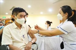 Số ca Covid-19 nặng tăng lên khi người dân chủ quan