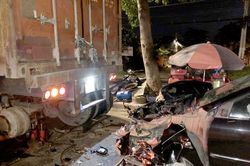 TP.HCM: Ô tô biển xanh nát đầu khi tông đuôi xe container đỗ ven đường vá vỏ