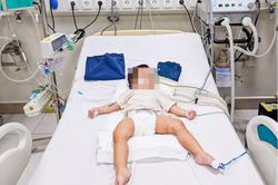 Tình trạng mới nhất của bé gái 18 tháng tuổi bị bạo hành tại Hà Nội: Có dấu hiệu chuyển biến khá hơn