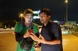 Xuyên đêm dán thẻ thu phí không dừng cho tài xế trên cao tốc