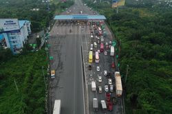 Xe nhích chậm trên cao tốc TP.HCM - Long Thành lúc sáng sớm
