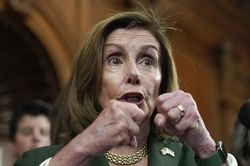 'Bóng ma' khủng hoảng eo biển Đài Loan đeo bám chuyến đi của bà Pelosi