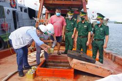Bắt giữ phương tiện vận chuyển khoảng 30.000 lít dầu không rõ nguồn gốc
