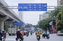 Giao thông hỗn loạn trên tuyến đường 10 làn xe chuẩn bị phân làn tách dòng ô tô, xe máy