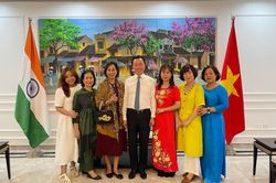 Đoàn doanh nghiệp Việt Nam dự Hội chợ tơ lụa quốc tế Ấn Độ lần thứ 11
