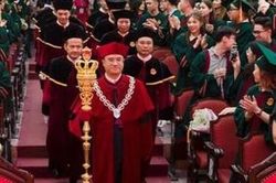 Yêu cầu báo cáo về trang phục tốt nghiệp của ĐH Kinh tế