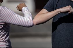 Quan hệ đồng giới nam không phải nguyên nhân gây đậu mùa khỉ