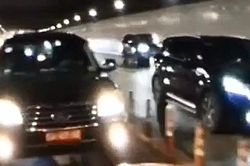 Ôtô biển đỏ chạy vào làn xe máy hầm Thủ Thiêm