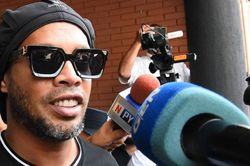 Ronaldinho bị vợ cũ kiện, có thể bị tịch thu tài sản