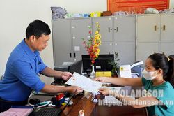 Giải quyết thủ tục hành chính ở thị trấn Cao Lộc: Không để hồ sơ chậm hạn, tạo hài lòng cho người dânTin khácNêu cao vai trò lãnh đạo công tác tư tưởng của Đảng trong giai đoạn mơíĐiểm tựa vững chắc cho người lao động