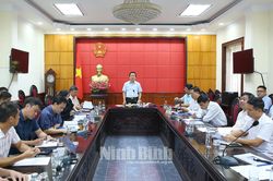 UBND tỉnh nghe báo cáo phương án kiến trúc cảnh quan hai bên bờ sông Vân