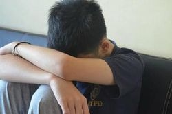 Cậu bé 17 tuổi đẹp trai bị 'bà thím' 43 tuổi cưỡng bức: Không thể đẩy ra vì đối phương nặng quá
