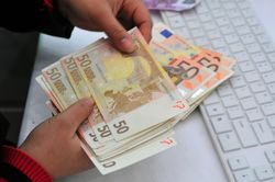 Nợ công giảm 62.000 tỷ đồng khi euro, yen mất giá