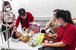 Sẽ giao bé gái 7 tuổi bị bạo hành cho cha ruột