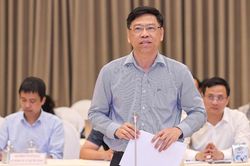 Vì sao giá xăng dầu giảm nhưng hàng thiết yếu, cước vận tải vẫn cao?