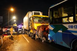 Hình ảnh ô tô bẹp dúm, nằm ngổn ngang sau vụ tai nạn liên hoàn trên cao tốc