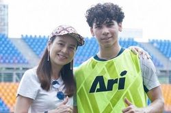 Nghe Madam Pang 'dỗ ngọt', thần đồng Thái Lan từ châu Âu về nước thi đấu