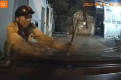 Người đàn ông lớn tuổi đêm tối đi vặt gạt mưa ô tô của người dân