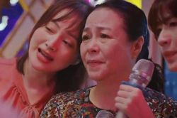 Xúc động khoảnh khắc bà Nga (Thương ngày nắng về) rơi nước mắt khi hát 'Mẹ tôi' cùng 3 cô con gái