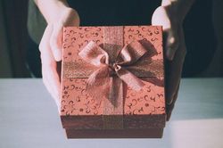 Cầm món quà sinh nhật của mẹ chồng cũ tặng, tôi ôm mặt khóc