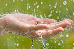Nước mưa trên khắp thế giới đều có các hóa chất gây ung thư, khuyến cáo không sử dụng