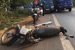 Xe tải lao dốc cuốn xe máy vào gầm, một người tử vong