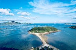 Con đường xuyên biển tự nhiên nối hòn đảo hoang sơ với đất liền ở Phú Yên