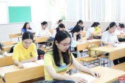 Hai cán bộ coi thi 'thí sinh ngủ quên' tường trình gì?