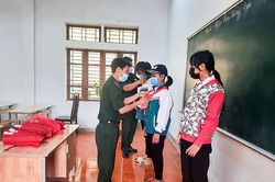 Chăm lo cho trẻ em vùng biên giới