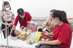 Cha ruột làm đơn xin nhận con về nuôi dưỡng