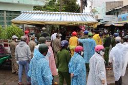 Cưỡng chế ki-ốt xây dựng trái phép trước cổng bệnh viện hơn 20 năm