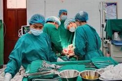 Nghệ An: Phẫu thuật lấy nhân xơ tử cung cho bệnh nhân người Lào
