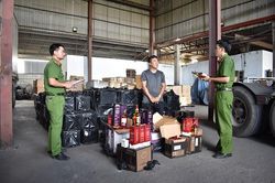Ninh Bình: Hơn 1.200 chai rượu ngoại không rõ nguồn gốc 'dạo chơi' trên quốc lộ