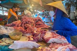 Dạo một vòng từ chợ đến siêu thị vẫn chưa mua được thịt heo vì quá đắt