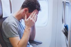 Giận dỗi vì người yêu ngồi ghế máy bay hạng cao hơn