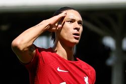 Darwin Nunez ghi bàn và kiến tạo ở trận ra mắt Premier League