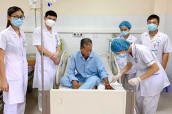'Vua bắt rắn' nguy kịch vì suy đa tạng, nhiễm độc do rắn hổ cực độc cắn