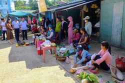 Để chợ phiên không 'sớm nở, tối tàn'