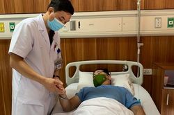 Giúp người bệnh hết 'khốn khổ' vì chứng mồ hôi tay chảy ròng ròng