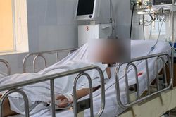 8 sinh viên uống rượu không rõ nguồn gốc, 2 người tử vong, 6 người nhập viện