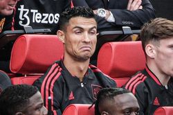 Phản ứng của Ronaldo khi MU thủng lưới