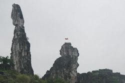 Thanh Hóa: Hòn Vọng Phu bị sét đánh sạt lở