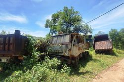 Hàng loạt phương tiện cơ giới, máy móc bị bỏ quên mục nát giữa rừng