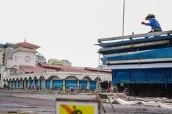 Rào chắn tháo dỡ, mặt tiền chợ Bến Thành hiện ra một nửa